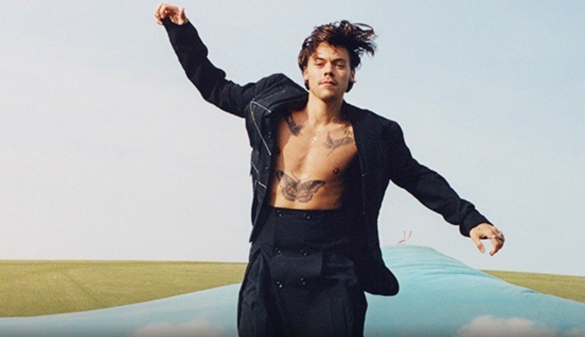 Harry Styles: Mendobrak Stigma Gender Lewat Pakaian