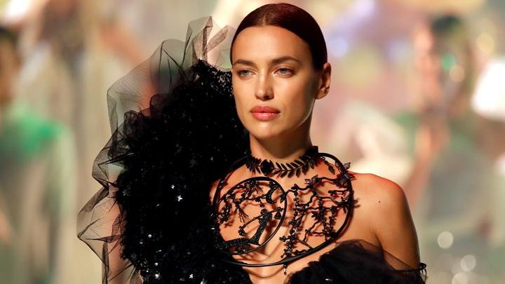 Alasan Irina Shayk Tetap Laris Manis Di Panggung Fashion